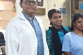Bangladesch-Prof.-Siddiky-mit-Patientengruppe