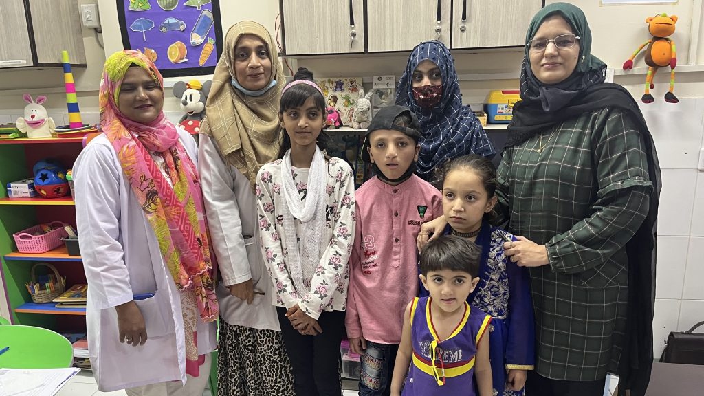 Besuch bei den Sprachtherapeutinnen, geleitet wird die Abteilung von Sobia Ashfaq (rechts im Bild)